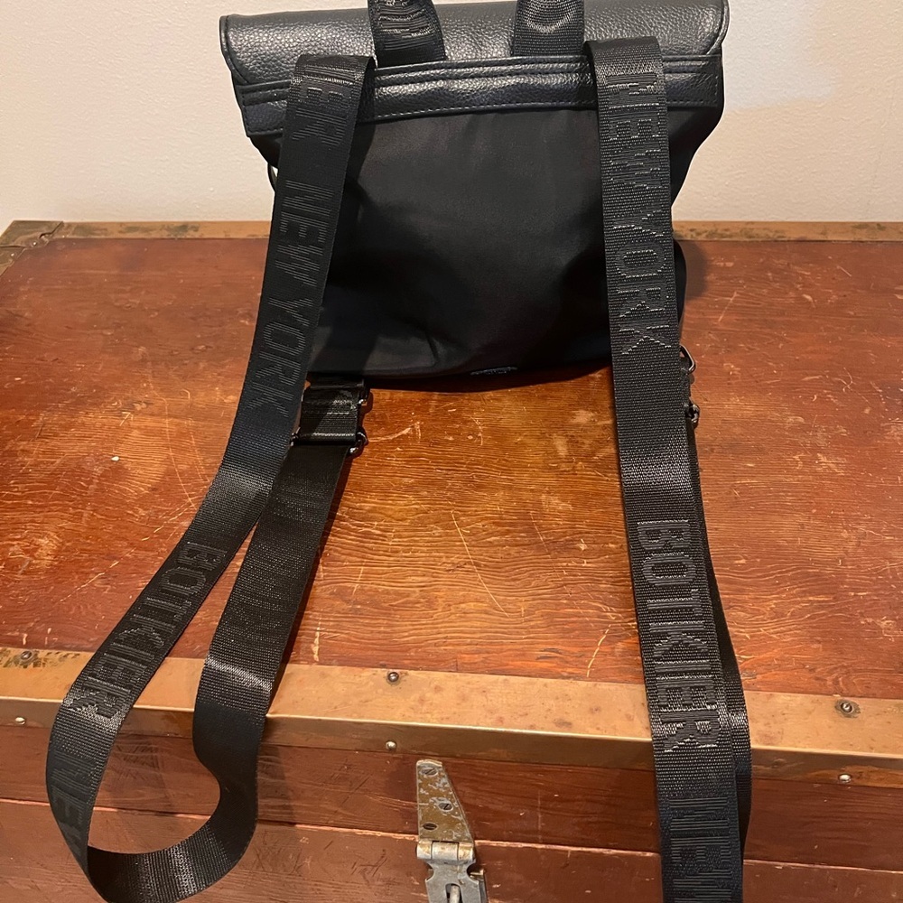 Small black backpack for woman (TP for size comparison) - Picture 3 of 7